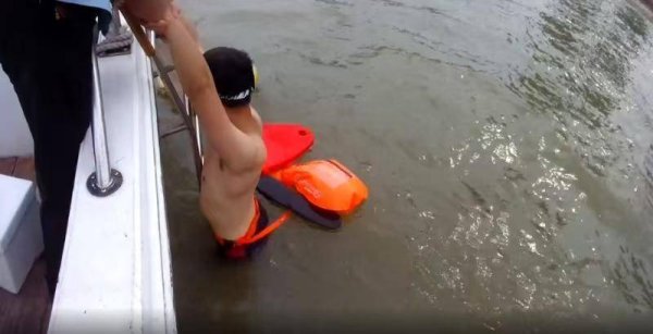 股票配资代理网 江面上演“生死时速”  武汉水警快艇出击连救2人